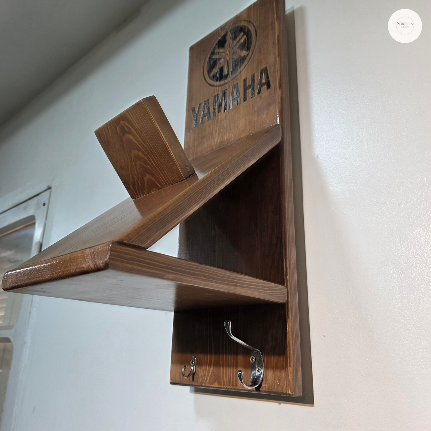 Support casque mural en bois massif