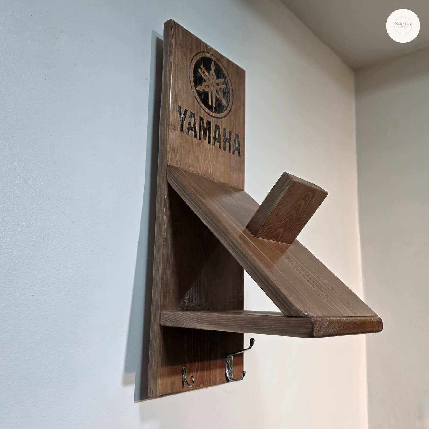 Support casque mural en bois massif